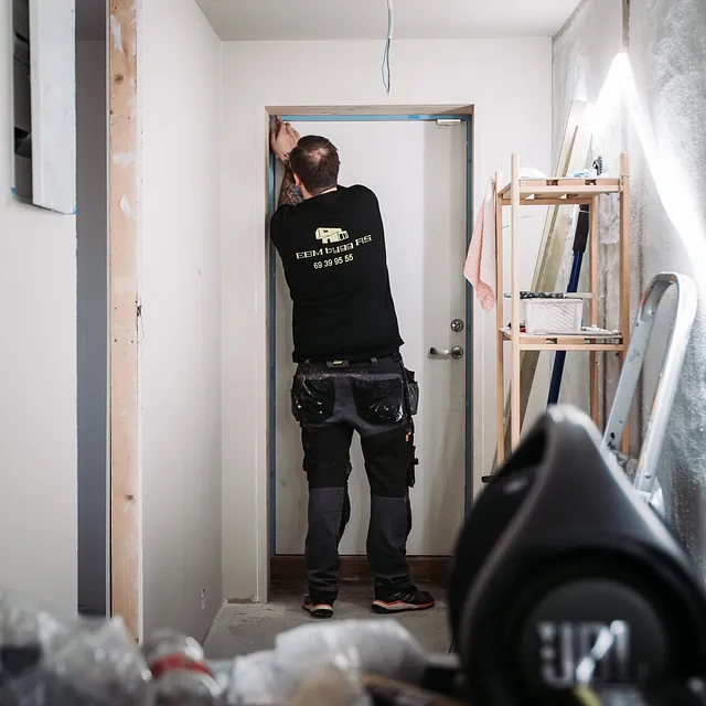 Bilde av ansatt i arbeid