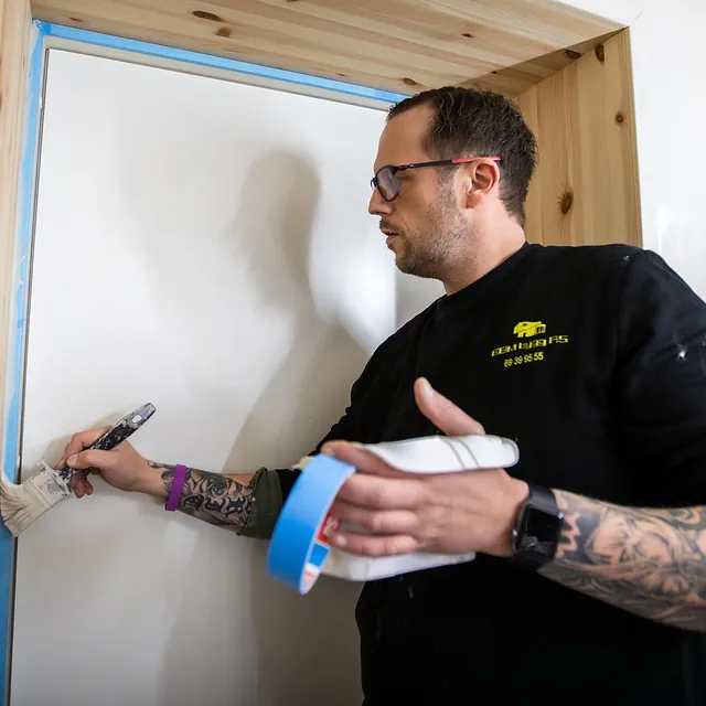 Bilde av ansatt i arbeid